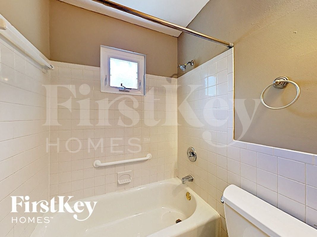 Building Photo - 1365 Carmona Dr