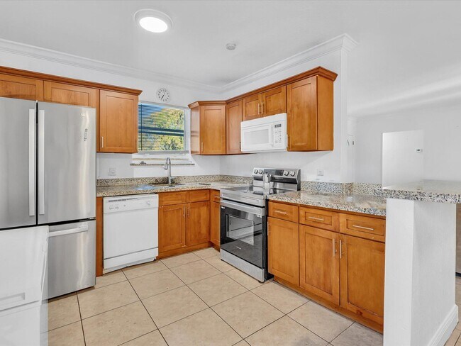 Building Photo - 700 SW 5th Ct