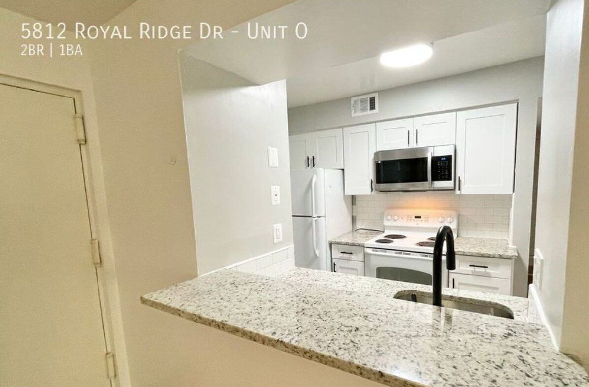 Building Photo - 5812 Royal Ridge Dr