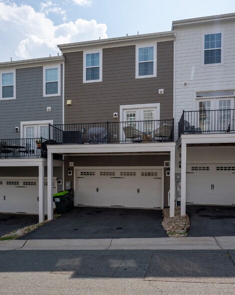 Building Photo - 1054 Old Trail Dr