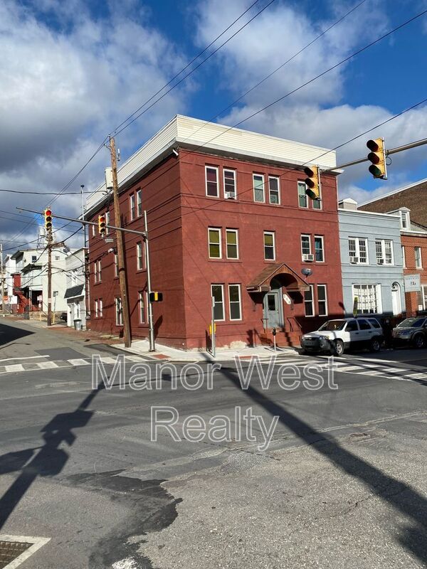 Building Photo - 218 W Market St