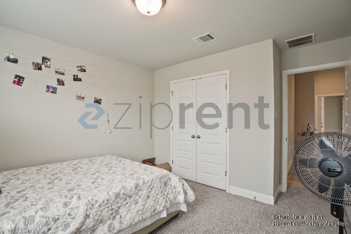 Building Photo - Unit