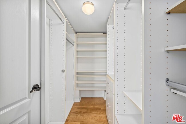 Building Photo - 433 N Doheny Dr