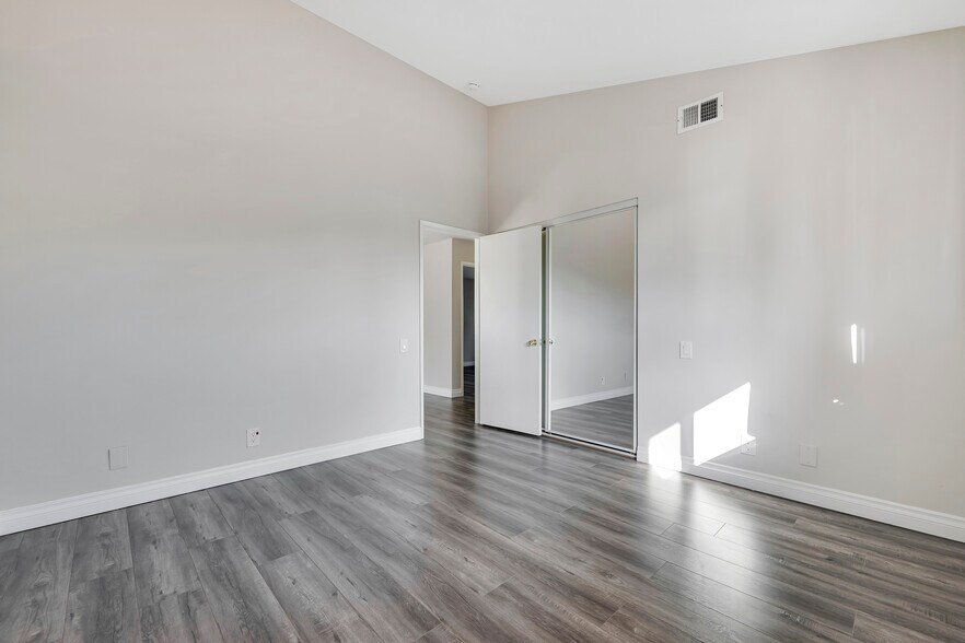 Mirrorred closets - 4352 Park Corona