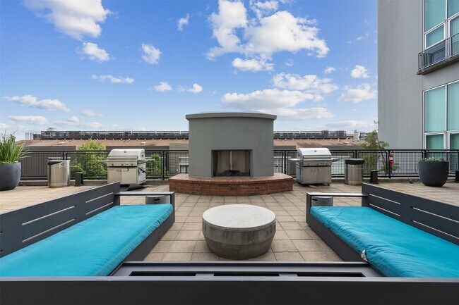 Building Photo - 2000 Bagby St