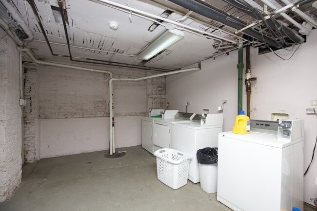 Building Photo - 3954 N Janssen Ave