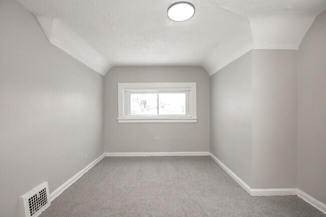 Building Photo - NEWLY RENOVATED! - 3 BED, 1.5 BATH BEAUTIFUL SINGLE- FAMILY HOME.