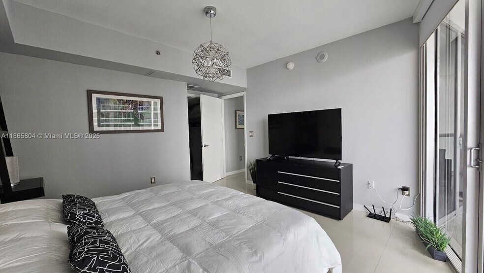 Building Photo - 495 Brickell Ave