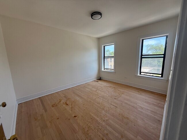 Building Photo - 7351 N Damen Ave