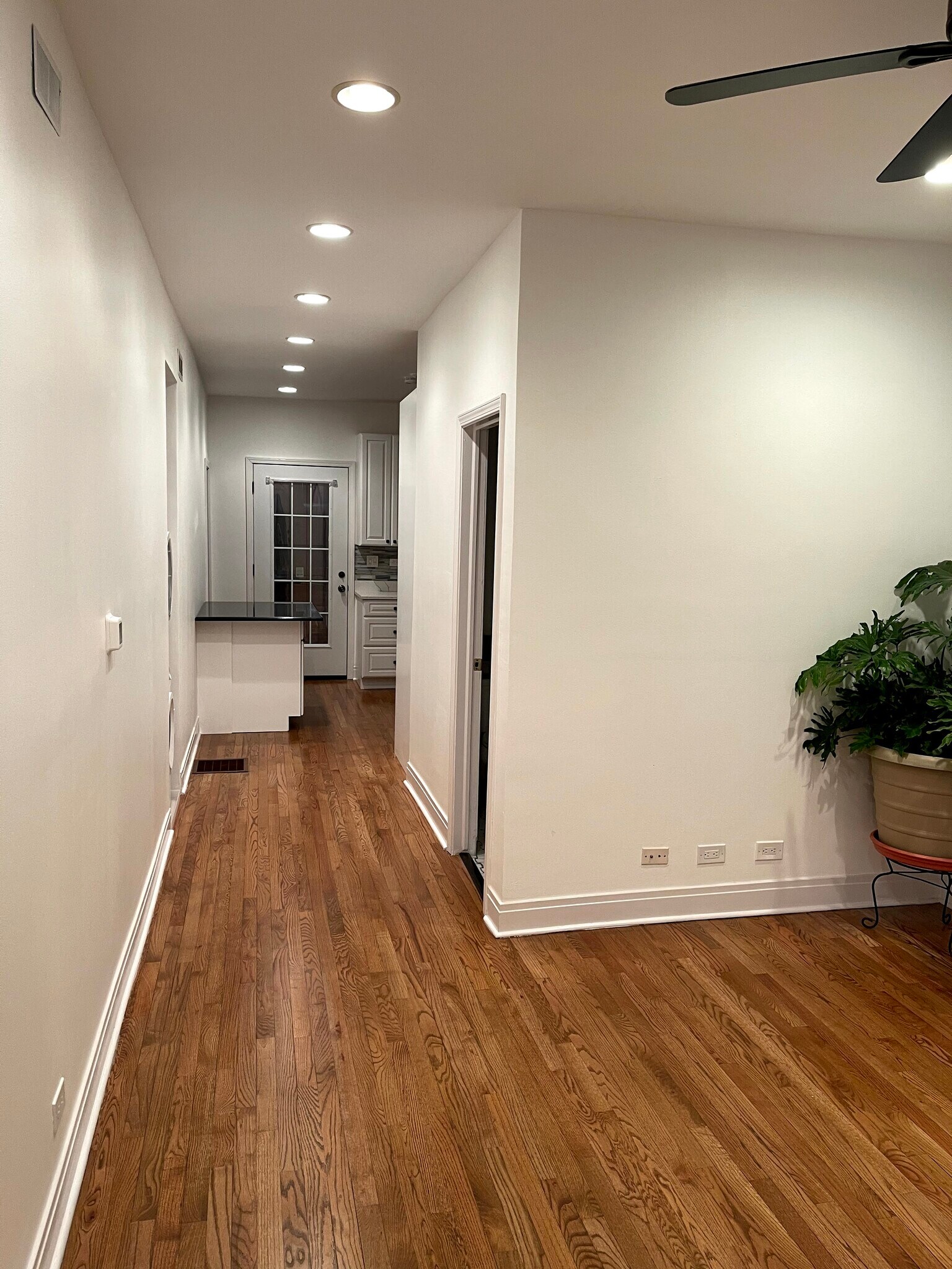looking towards kitchen - 2216 W Belmont Ave