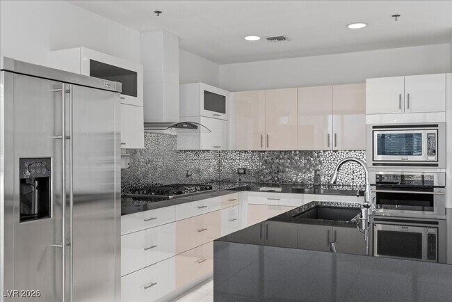 Building Photo - 4525 Dean Martin Dr