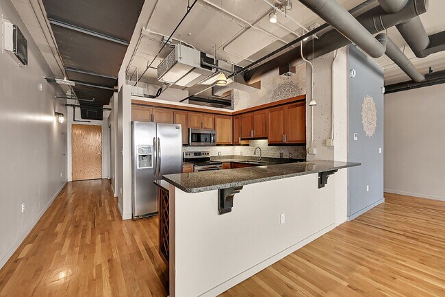Building Photo - $2,000, 1 bed, 1.5 bath located in downtow...