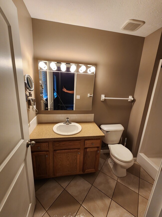 Building Photo - 5716 Hascall St