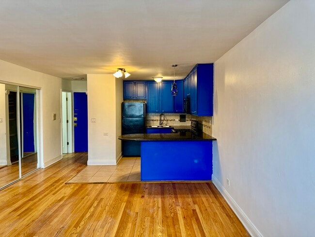 Building Photo - 2401 W Balmoral Ave