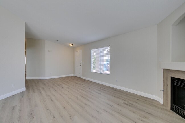 Building Photo - Stunning 3 bedroom, 2 bathroom house located in Silverado Ranch.