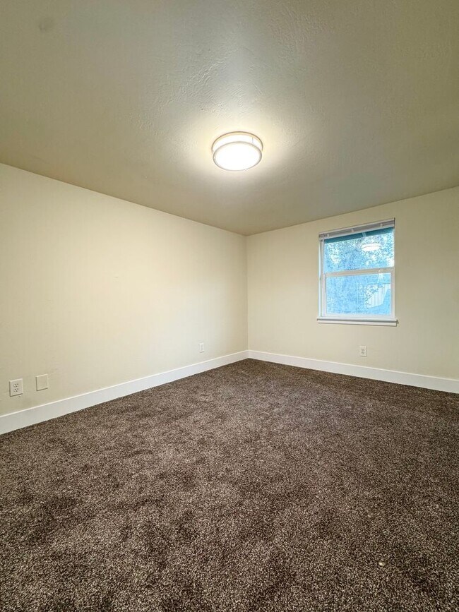 Building Photo - Spacious Country Home w/ HUGE SHOP!