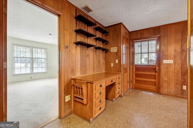 Building Photo - 5140 Lakewood Dr