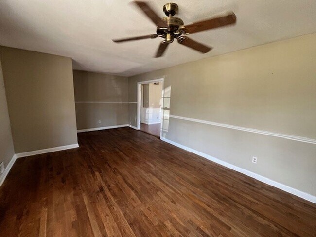 Building Photo - Perfect "Work from Home" Location!