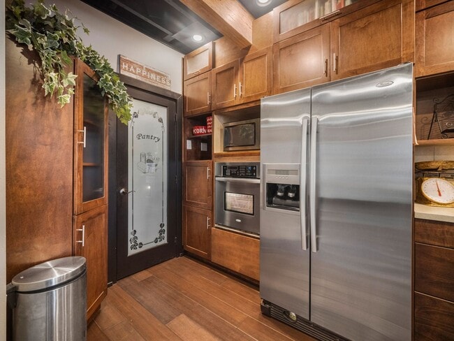 Building Photo - 401 W 1st Ave