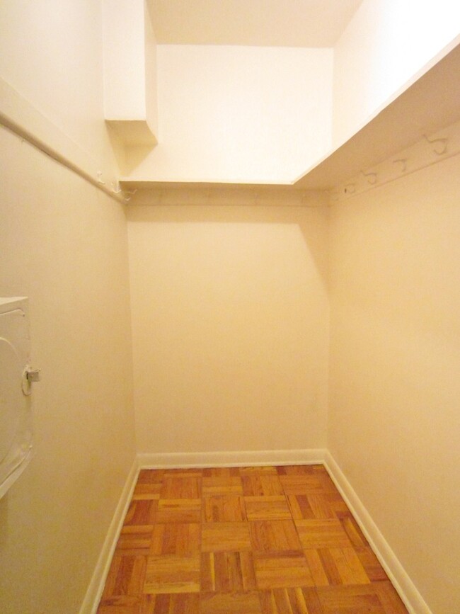 Building Photo - Cute One Bedroom with Tons of Closet Space