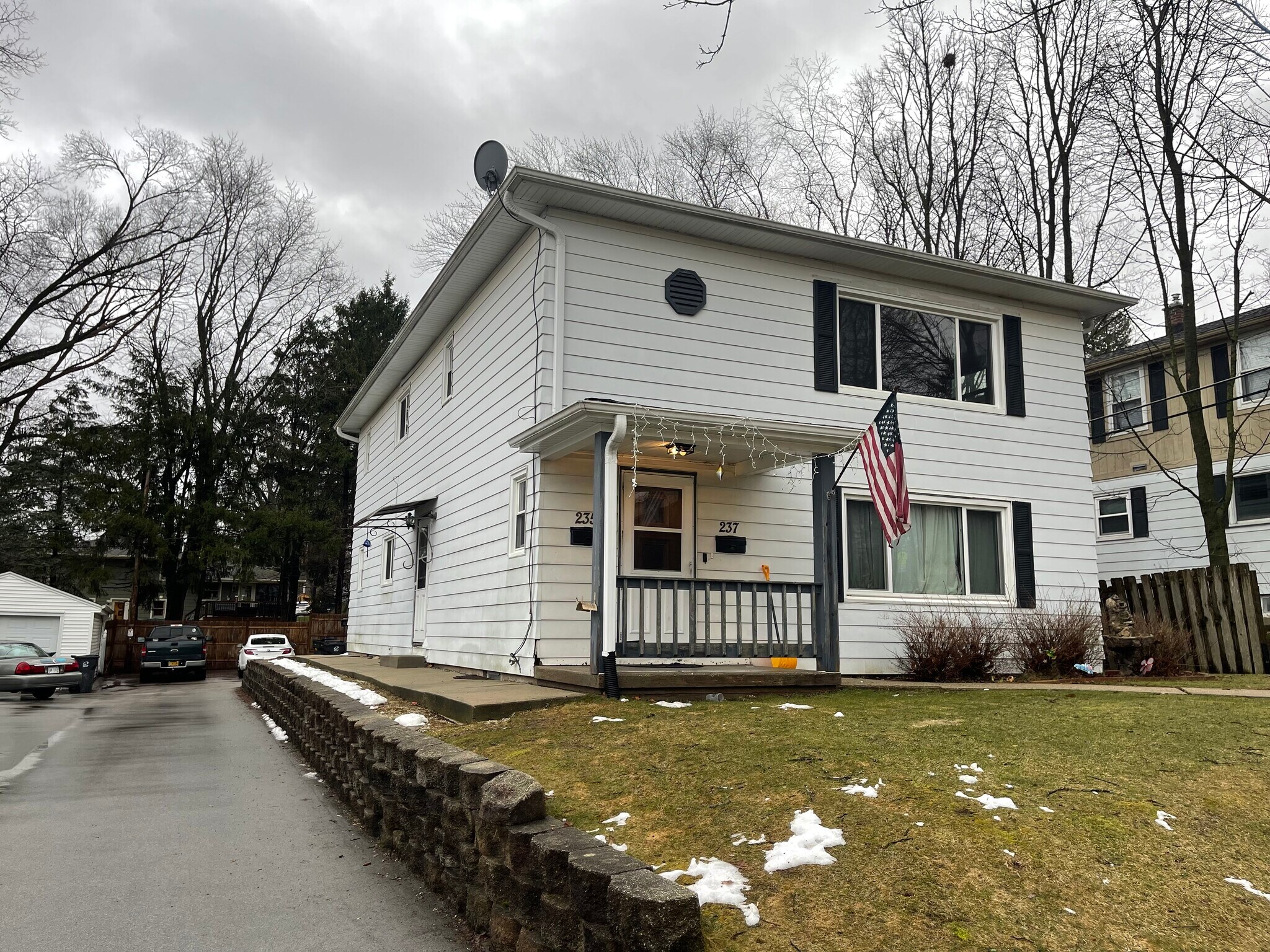 2nd Floor Unit For Rent - 237 Tenny Ave