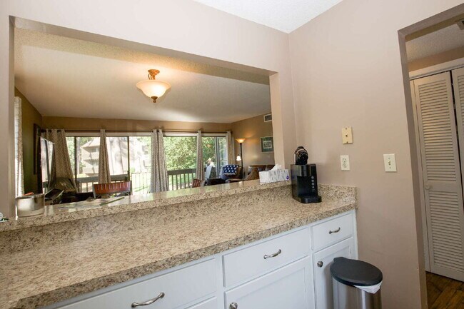 Building Photo - FULLY FURNISHED 2-Bed, 2-Bath Condo in Pin...