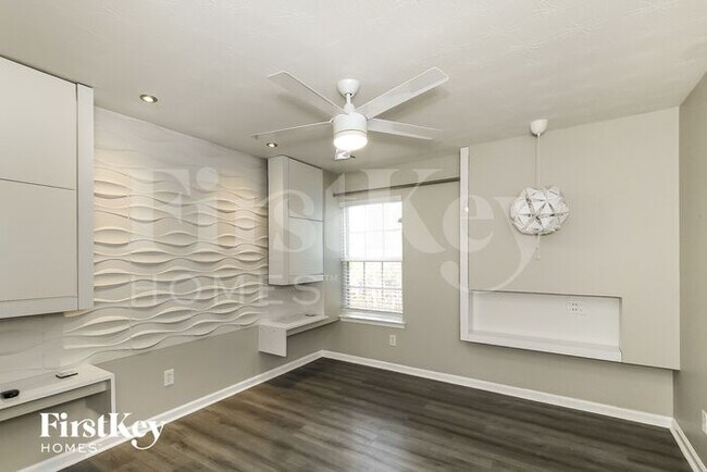 Building Photo - 117 River Pass Ct NE