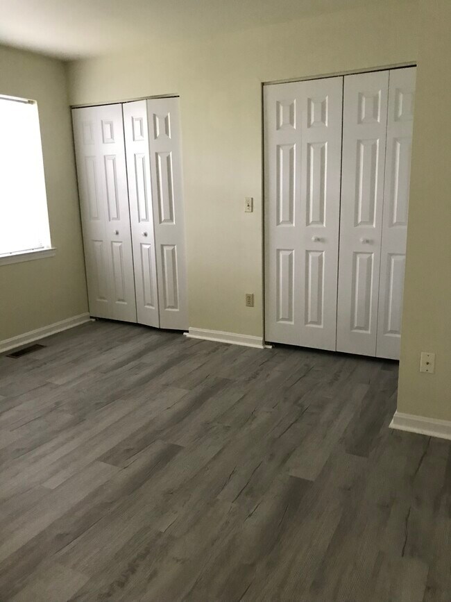 Building Photo - 1111 Cambridge Ct