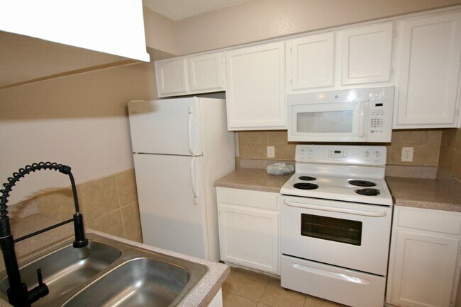 Building Photo - 17401 Red Oak Dr