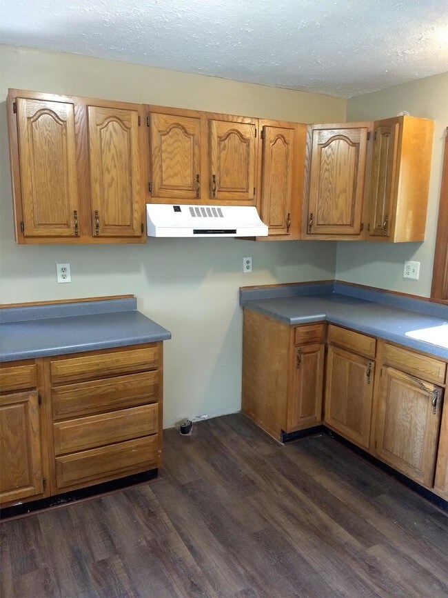 Building Photo - 904 E 17th St