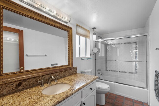 Building Photo - 516 Rosecrans Ave