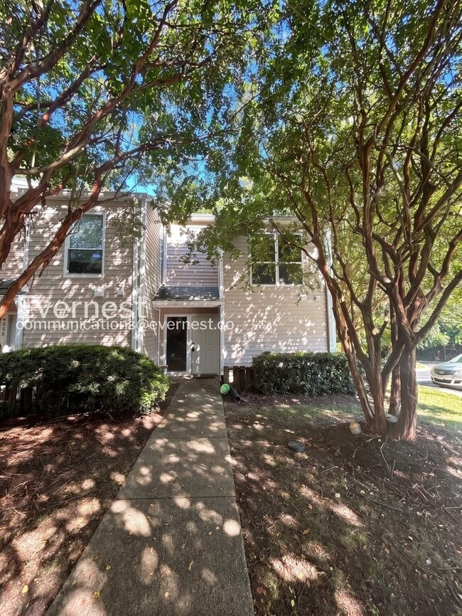Building Photo - 3 Bed/1.5 Bath Townhome with Off-Street Parking / Available Soon!