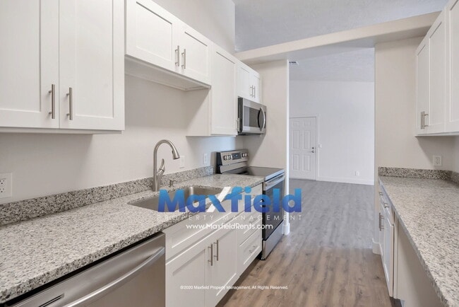 Building Photo - Upstairs Unit - St George - Near Costco and Home Depot Available Now - 3 BD 2 BA 2 GAR