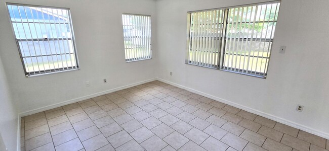 Building Photo - 126 Fiesta Dr
