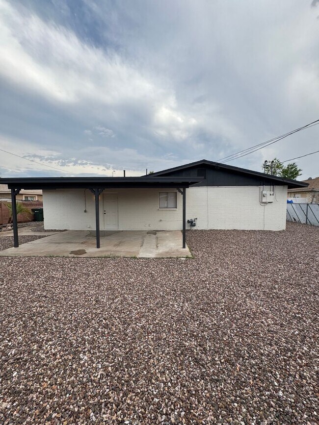 Building Photo - Fully upgraded home with garage!