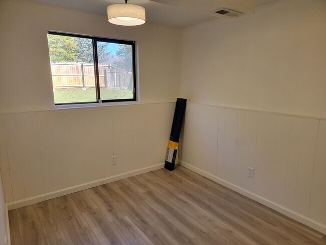 Building Photo - Great update 4-Bedroom Home On The South H...