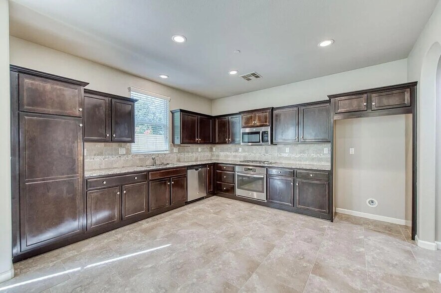 Building Photo - 1304 Royalty Way