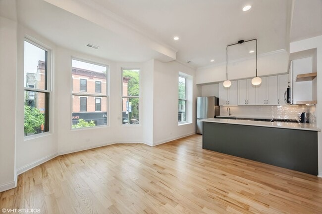 Building Photo - 903 W Armitage Ave