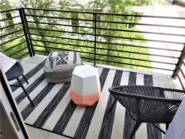Building Photo - Gorgeous Condo in Desirable East Austin Lo...