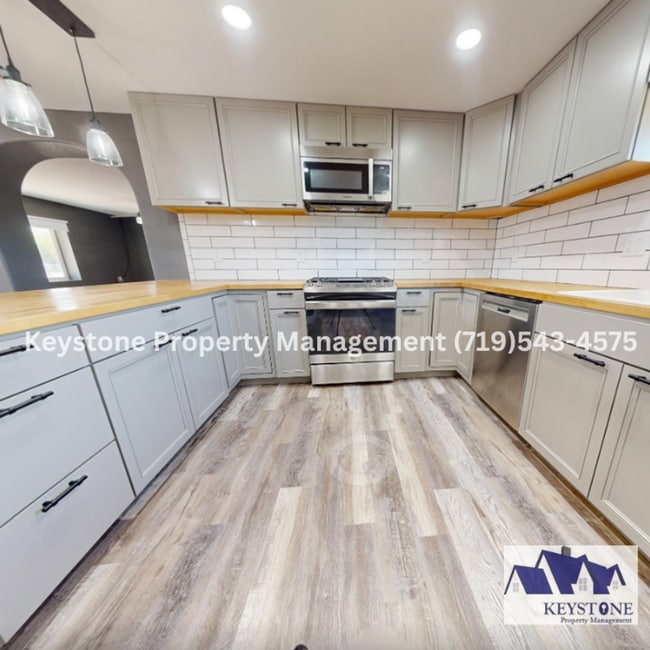 Building Photo - Stunning Rancher on the St Charles Mesa! 2...