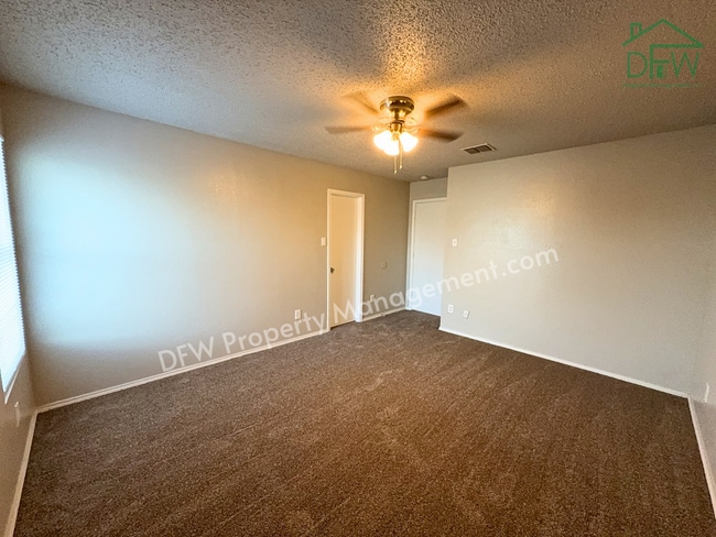 Building Photo - Spacious 4-Bedroom Home with Fireplace & Large Backyard in SW Fort Worth