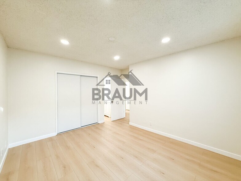 Building Photo - 13115 Oxnard St