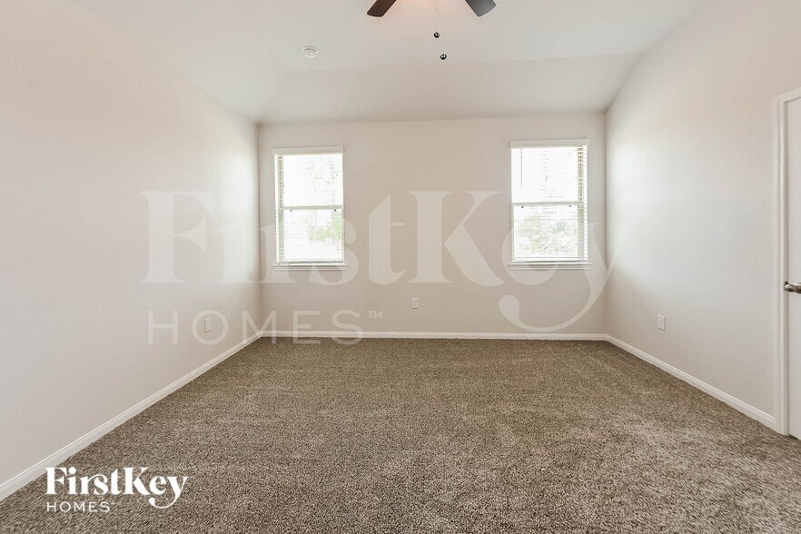 Building Photo - 14775 Country Club Dr