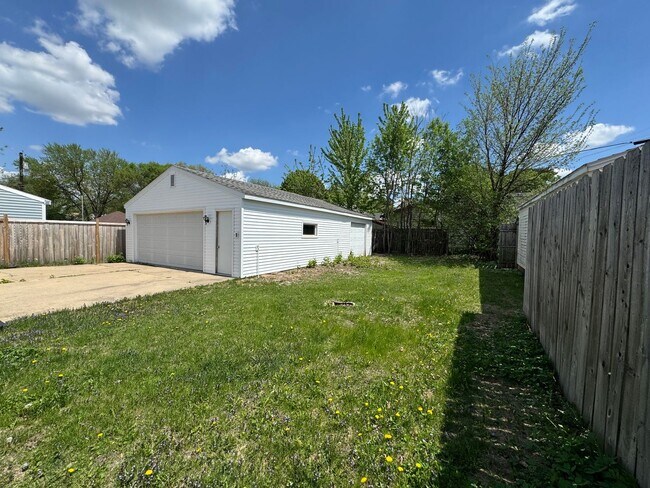 Building Photo - Non-smoking house for Rent 2 bedroom 1 bat...