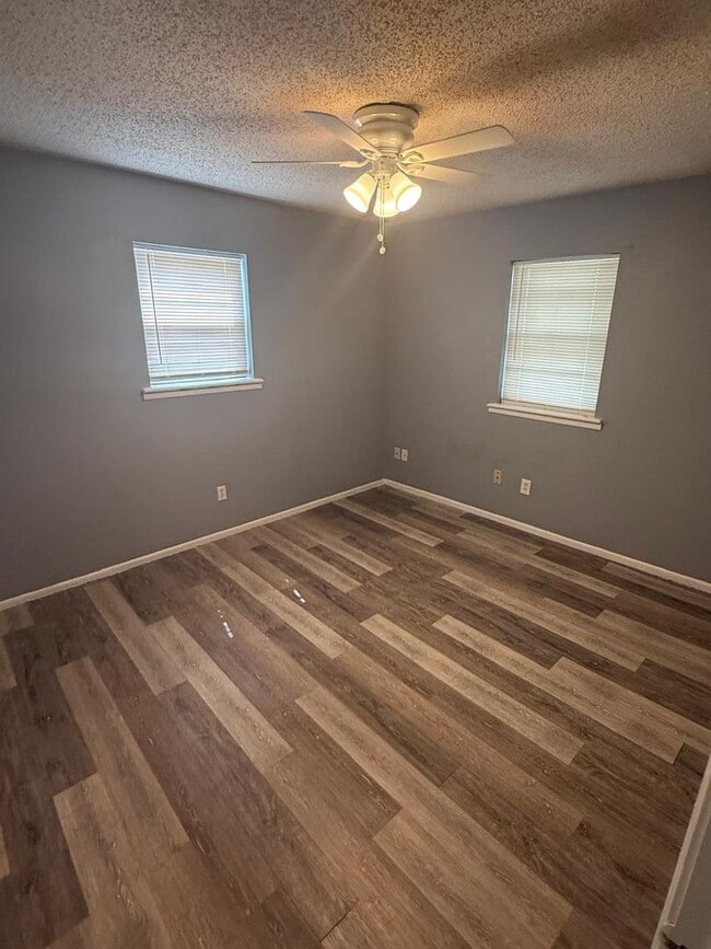 Building Photo - $0 First Month's Rent / $0 Deposit at Move-in