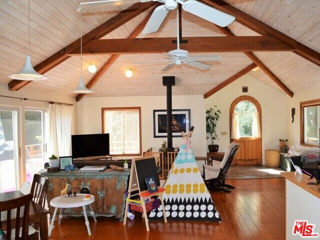 Building Photo - 1671 Happy Trail