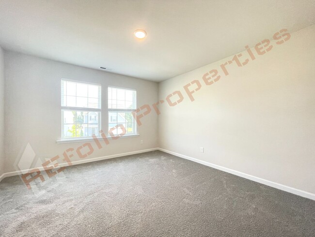 Building Photo - Beautiful 4 Bedroom 2.5 Bathroom Home w/ G...