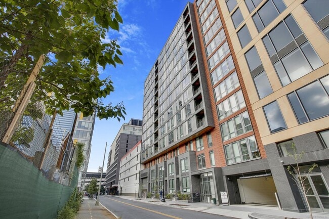 Building Photo - Fabulous 1 Bed/1 Bath condo at The Avidian...