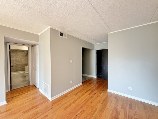 Building Photo - 25-525 N Quentin Rd