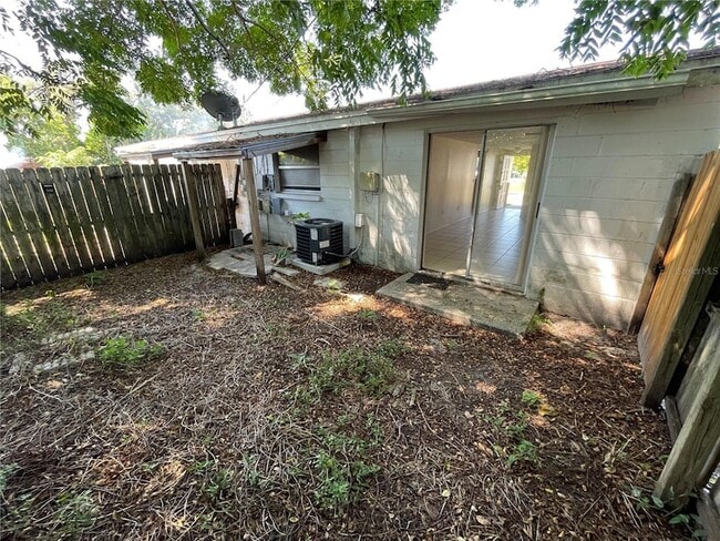 Building Photo - 4128-4126 Shoreline Dr